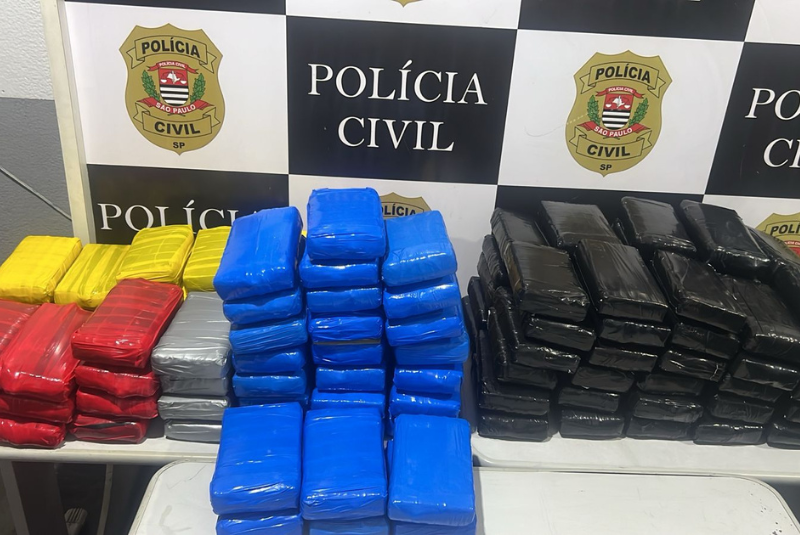 A Polícia Civil apreendeu 186 quilos de cocaína no Guarujá, litoral de São Paulo, na quarta-feira (20). Dois homens...