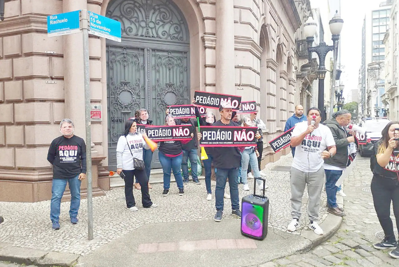 O Centro Histórico de Santos foi palco de uma manifestação contra a implantação do sistema de pedágio eletrônico “free-flow”.