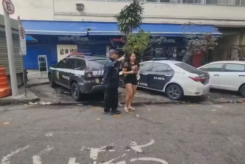 Uma mulher de 37 anos foi presa na última terça-feira (26), em Sepetiba, Zona Oeste do Rio de Janeiro, suspeita de integrar uma...