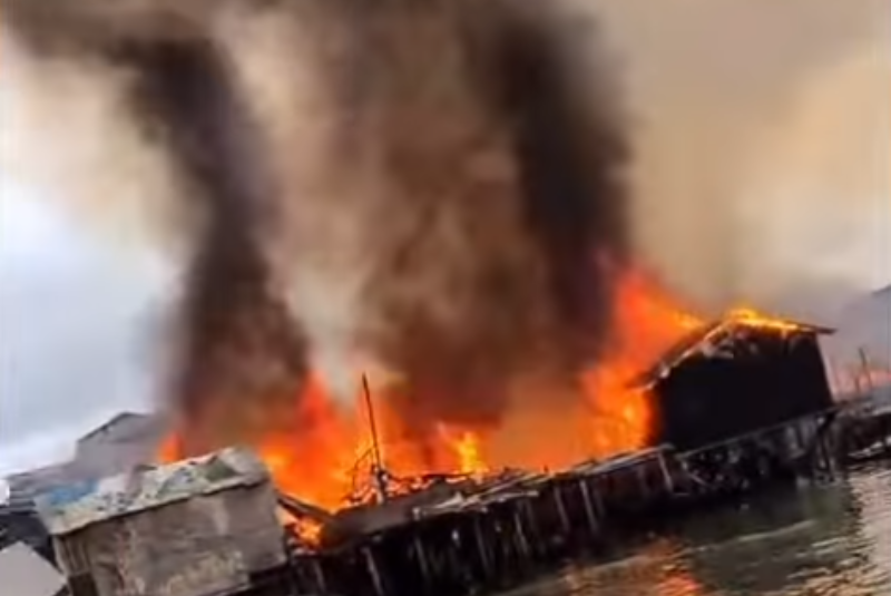 Menos de um mês após o incêndio que destruiu parte da Vila Gilda, um novo foco de grandes proporções atinge a Zona Noroeste de Santos.