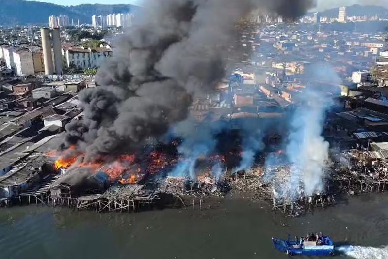 Um incêndio de grandes proporções atingiu na manhã desta sexta-feira (1) a comunidade Caminho São Sebastião, na zona Noroeste de Santos...