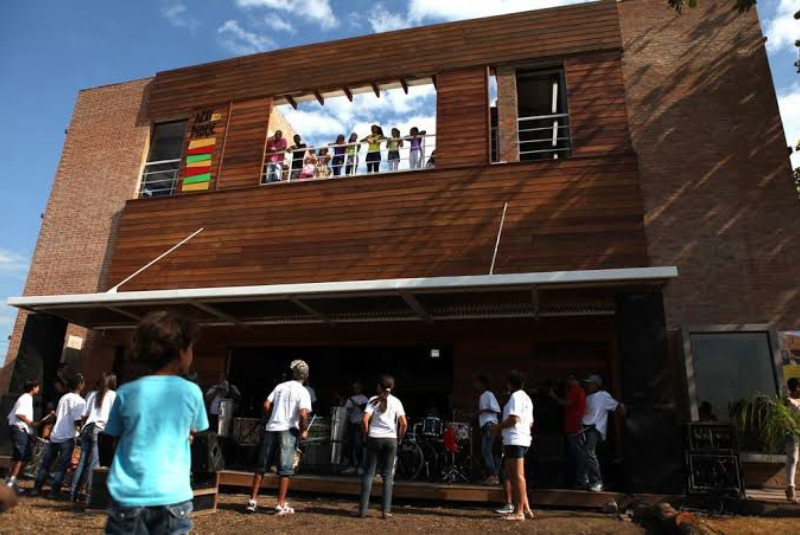 Após o devastador incêndio que atingiu a comunidade Caminho São Sebastião no Dique da Vila Gilda, em Santos, deixando cerca de...