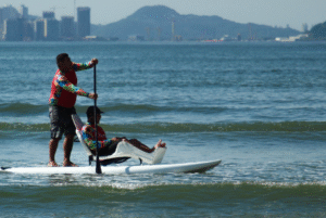 São Vicente, com sua forte tradição no surfe desde os anos 1960, está ampliando seu legado esportivo com iniciativas que promovem a inclusão.