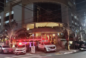 Um idoso de 72 anos morreu após uma troca de tiros com a Polícia Militar dentro do próprio apartamento, em Praia Grande, no litoral...
