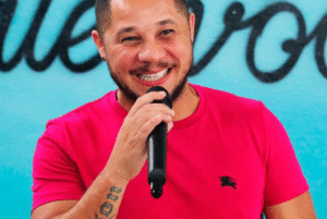 O ex-jogador do Santos FC e empresário Madson protagonizou uma cena inusitada nesta sexta-feira (1), ao aplicar uma “voadora...