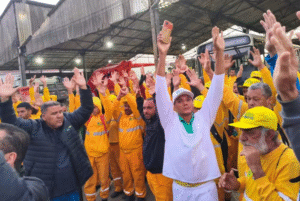 A greve dos trabalhadores da limpeza urbana da Baixada Santista, que atinge seis cidades da região, chega ao seu sétimo dia nesta terça-feira.