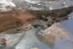 Uma cratera se abriu na manhã desta quarta-feira (6) no cruzamento entre a Avenida Leomil e a Rua Mário Ribeiro, área central de Guarujá...