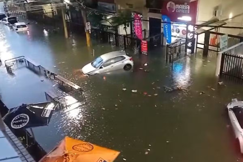 As fortes chuvas que atingiram a Baixada Santista entre a noite de terça-feira (5) e a manhã desta quarta-feira (6 de agosto de 2025)...