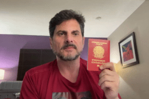 A defesa do senador Marcos do Val (Podemos-ES) tentou impedir judicialmente uma eventual prisão do parlamentar ao retornar ao Brasil,