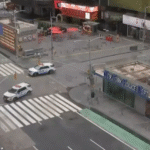 A icônica Times Square, em Nova York, foi esvaziada pela polícia nesta segunda-feira (18), após uma possível ameaça de bomba. Agentes