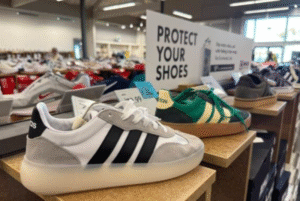 A Adidas voltou a sinalizar um possível reajuste nos preços de seus produtos nos Estados Unidos, reflexo direto das tarifas aplicadas pelo