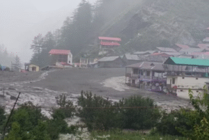 Uma grande enchente atingiu a vila de Dharali, localizada no estado de Uttarakhand, na região do Himalaia, norte da Índia, nesta terça-feira