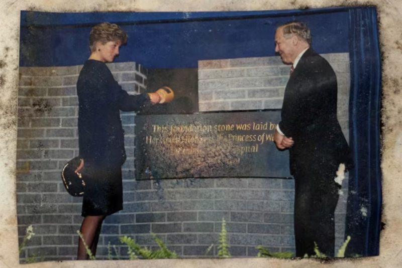 Cápsula do tempo selada por Princesa Diana em 1991 é reaberta em hospital infantil de Londres