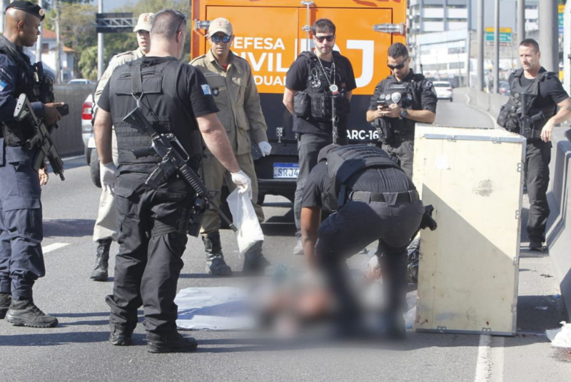 Corpo é encontrado dentro de caixote em plena Avenida Brasil, no Rio