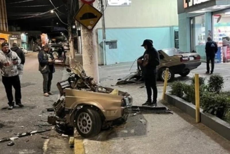 Na madrugada deste sábado (16), um carro se partiu ao meio após colidir violentamente contra um poste em Suzano, na Grande São Paulo.