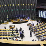 A Câmara dos Deputados aprovou nesta terça-feira (19) o regime de urgência para o projeto de lei que trata da proteção de crianças