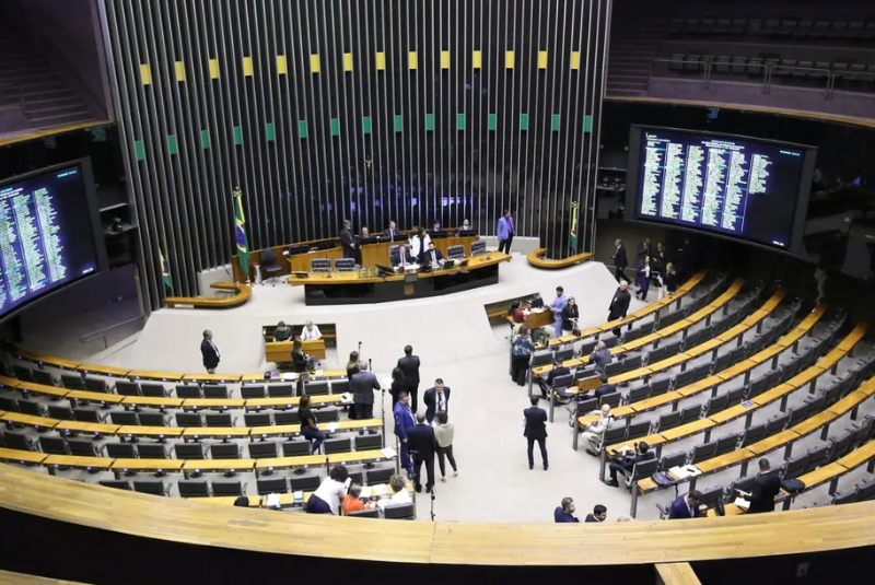 A Câmara dos Deputados aprovou nesta terça-feira (19) o regime de urgência para o projeto de lei que trata da proteção de crianças