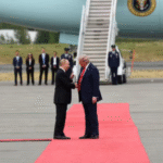 Trump recebe Putin com honrarias e sorrisos antes de cúpula no Alasca