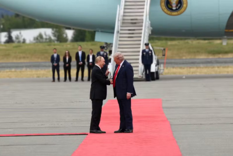 Trump recebe Putin com honrarias e sorrisos antes de cúpula no Alasca