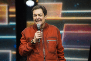 O apresentador Fausto Silva, o Faustão, está novamente internado no Hospital Israelita Albert Einstein, em São Paulo, para tratar uma infecção