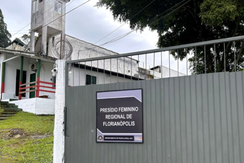 Jucilene Costa do Nascimento, de 62 anos, condenada a 14 anos de prisão por envolvimento nos atos antidemocráticos de 8 de janeiro, foi agredida dentro do Presídio Feminino de Florianópolis, em Santa Catarina.