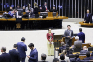 A Câmara dos Deputados aprovou, nesta quinta-feira (7), a medida provisória (MP) que cria programa com pagamento extra a servidores do INSS