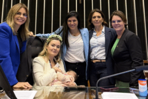 Na noite de quarta-feira (6/8), a deputada federal Júlia Zanatta (PL‑SC) causou repercussão ao comparecer ao plenário da Câmara