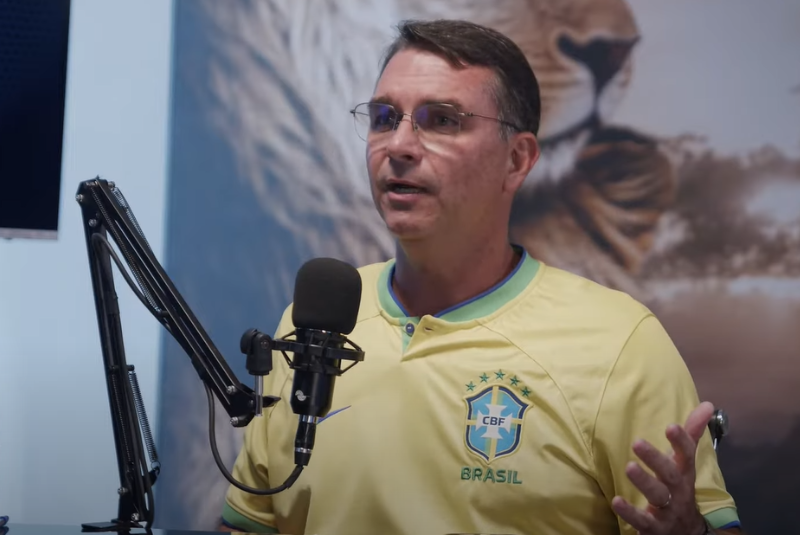 Família de Flávio Bolsonaro é feita refém em assalto; criminosos exigiram dinheiro enviado pelo ex-presidente