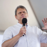 Tarcísio sugere slogan “40 anos em quatro” e defende enxugamento da máquina pública