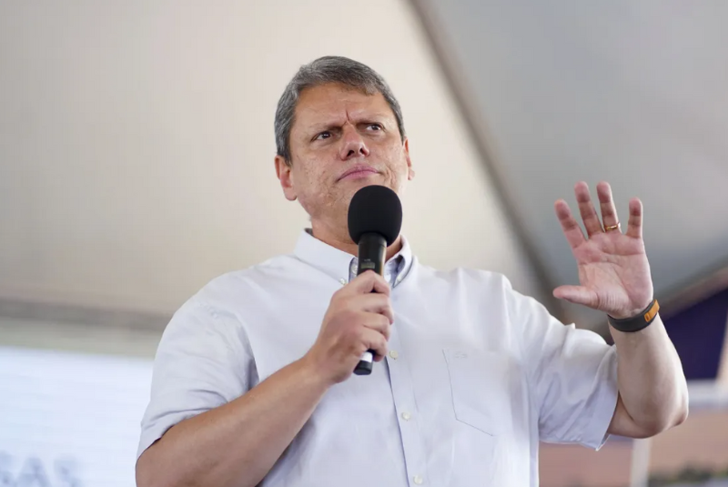 Tarcísio sugere slogan “40 anos em quatro” e defende enxugamento da máquina pública