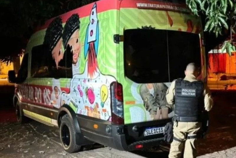Uma van identificada com iniciais e caricaturas do influenciador digital Hytalo Santos foi encontrada supostamente abandonada no