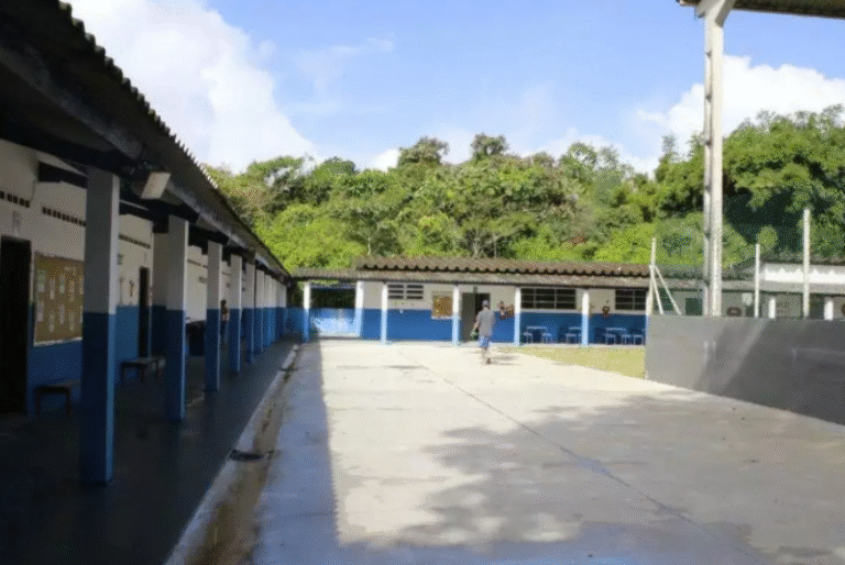 O Tribunal de Contas do Estado de São Paulo (TCE-SP) suspendeu o pregão eletrônico aberto pela Secretaria de Educação de Guarujá para