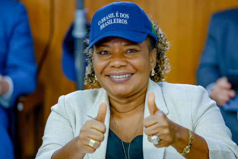 Governo federal muda slogan para "Do lado do povo brasileiro"