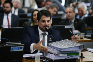 O senador Marcos do Val (Podemos-ES) será monitorado por tornozeleira eletrônica a partir desta segunda-feira (4), conforme determinação