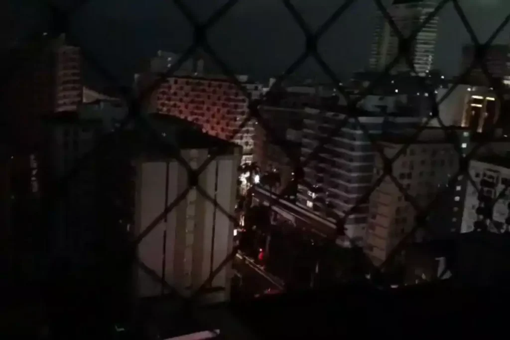 Um apagão surpreendeu moradores de Santos na noite desta terça-feira (26), logo após o temporal que atingiu a cidade.