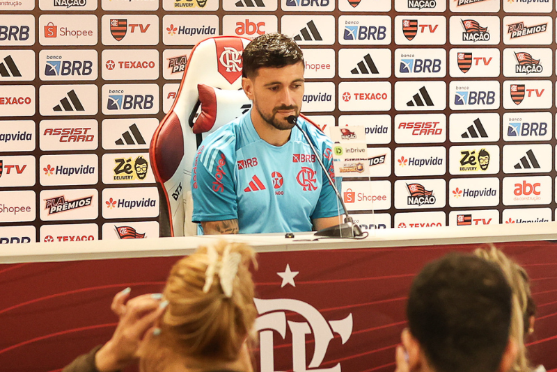 Arrascaeta, camisa 10 do Flamengo desde 2019, comentou a pressão no clube e reforçou a importância de proteger o grupo de fatores extracampo.