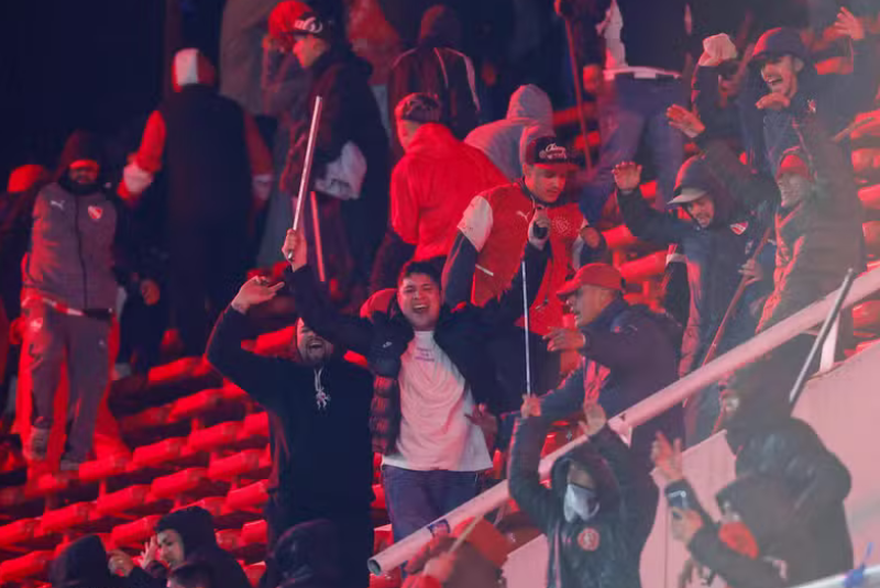 O Independiente anunciou o banimento vitalício de 25 torcedores envolvidos na briga contra a Universidad de Chile...