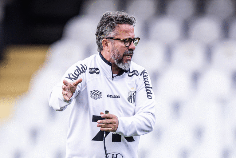 O Santos anunciou a saída de Cleber Xavier após a goleada por 6 a 0 sofrida para o Vasco no Morumbis. Para o lugar, o clube definiu...