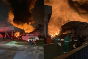 Um incêndio de grandes proporções destruiu, desde a tarde de terça-feira (5), o galpão compartilhado pelas empresas Effa Motors e Valfilm...