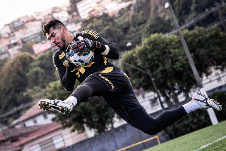 O Bahia acertou a contratação por empréstimo do goleiro João Paulo, de 30 anos, que pertence ao Santos. O vínculo vai até...