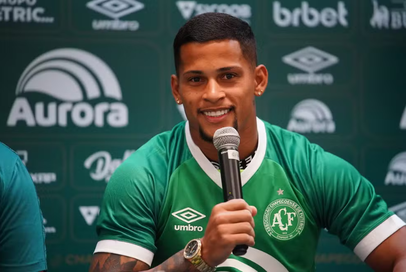 O São Paulo confirmou a contratação do lateral-direito Maílton, destaque da Chapecoense, para a temporada 2025.