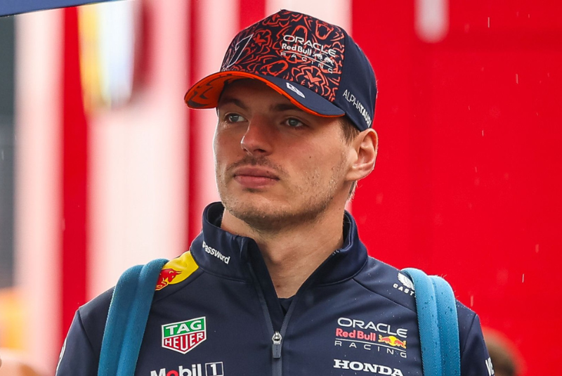 Max Verstappen confirmou nesta quinta-feira (31), em coletiva na Hungria, que permanecerá na Red Bull para a temporada de 2026.