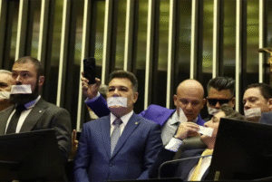 Deputados e senadores da oposição ocupam desde terça-feira (5) os plenários do Congresso em protesto contra a prisão de Jair Bolsonaro...