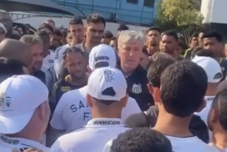 Integrantes das principais torcidas organizadas do Santos invadiram o CT Rei Pelé na tarde desta terça-feira (19), após a goleada de 6 a 0...