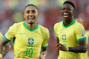 Raphinha, do Barcelona, e Vinicius Jr., do Real Madrid, são os representantes brasileiros entre os 30 indicados à Bola de Ouro 2025.