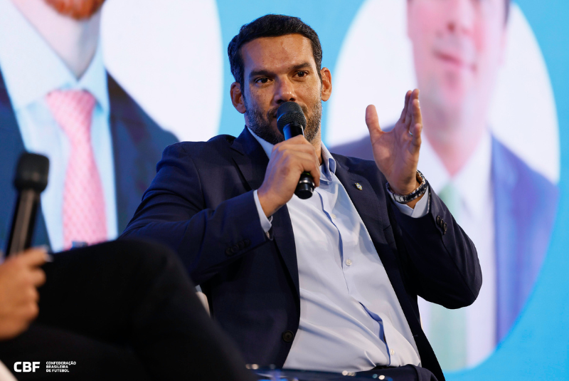 Uma comitiva da CBF, liderada por Samir Xaud e os tetracampeões Branco e Bebeto, esteve em Balneário Camboriú nesta sexta-feira (15).