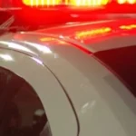 Homem invade casa,...