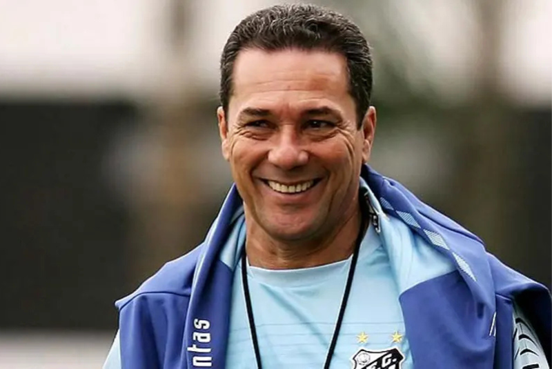 O técnico Vanderlei Luxemburgo revelou que foi convidado por Marcelo Teixeira para assumir o Santos em abril...