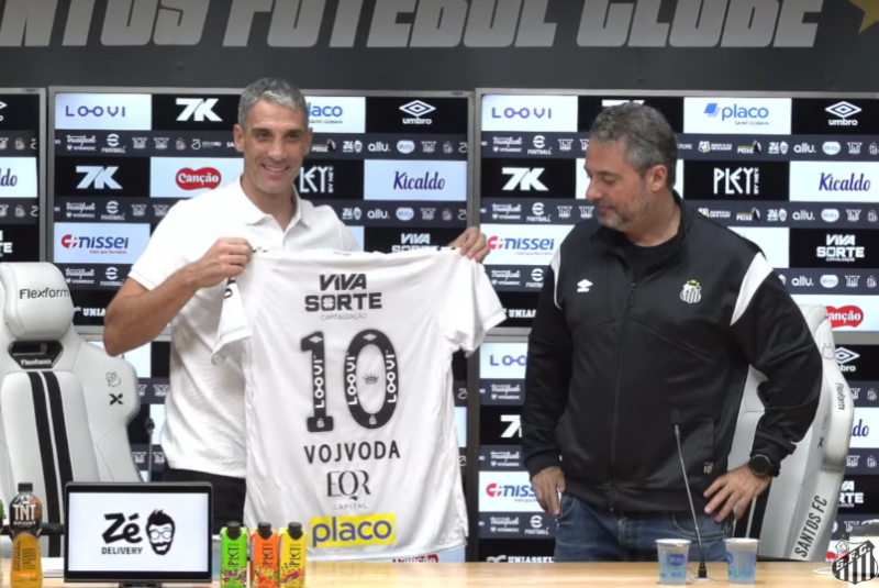 O argentino Juan Pablo Vojvoda foi apresentado nesta terça-feira (26) como novo técnico do Santos, ao lado do executivo Alexandre Mattos.