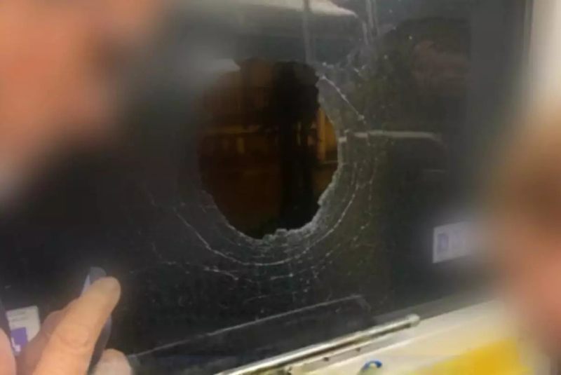 Uma passageira ficou ferida na noite desta quinta-feira (25) após um ataque contra um Veículo Leve sobre Trilhos (VLT) no litoral paulista.